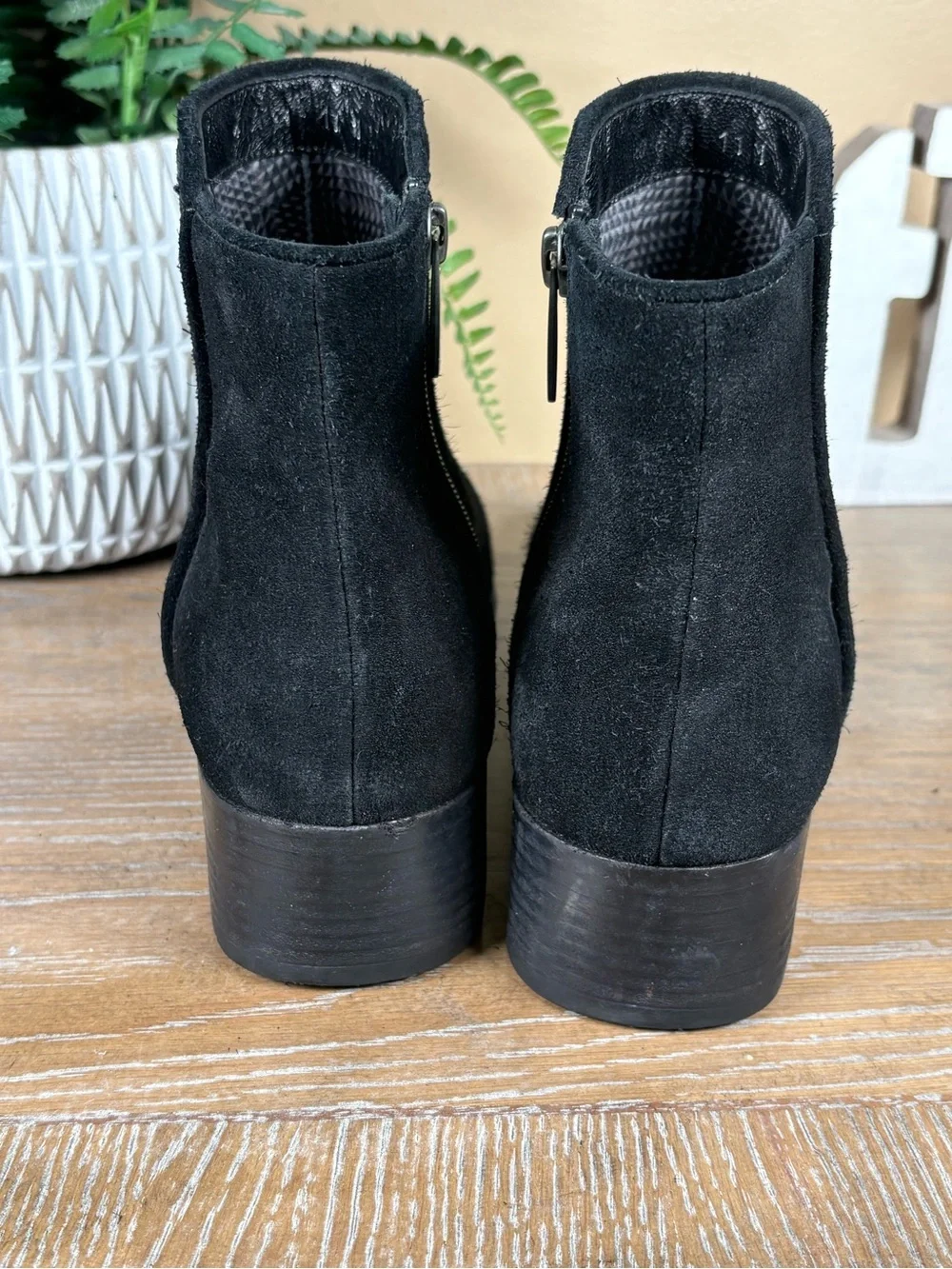 Aquatalia Women's Black Fuoco Suede Bootie Shoes Size 11